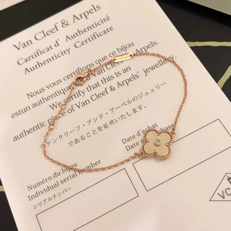 D-1 uses a heart to let every piece of jewelry exude your beauty and charm (Van Cleef & Arpels) (with gift box packaging)