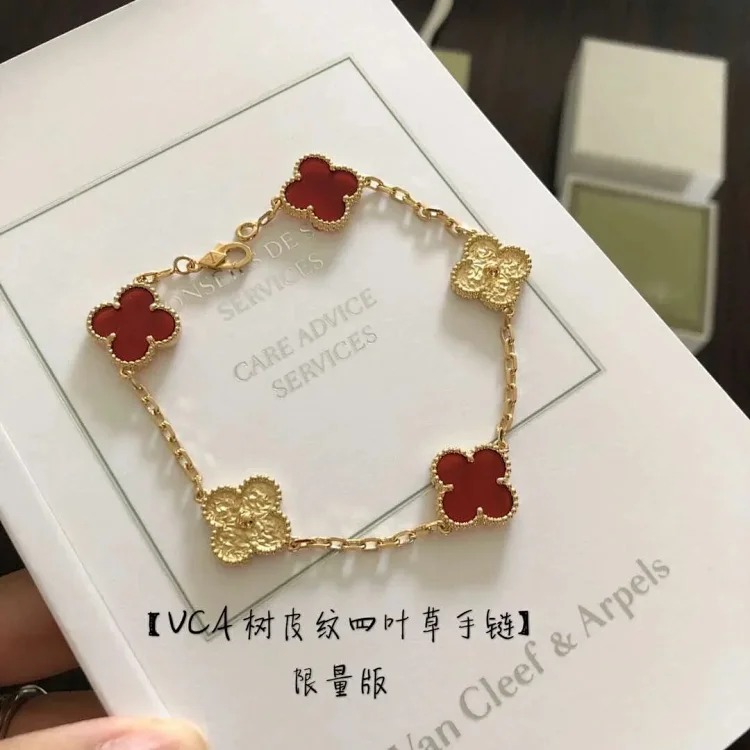D-1 uses a heart to let every piece of jewelry exude your beauty and charm (Van Cleef & Arpels) (with gift box packaging)