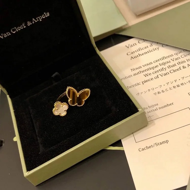D-1 uses a heart to let every piece of jewelry exude your beauty and charm (Van Cleef & Arpels) (with gift box packaging)