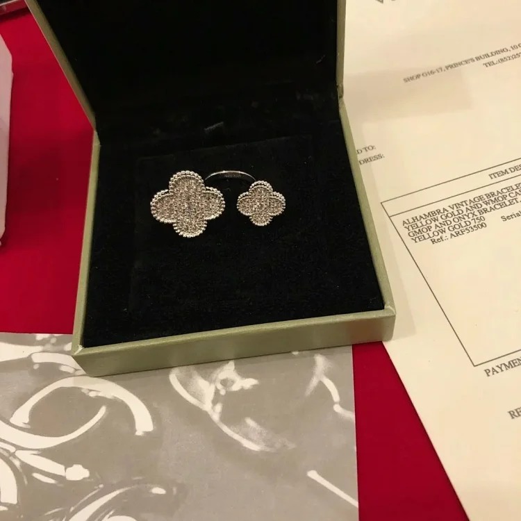 D-1 uses a heart to let every piece of jewelry exude your beauty and charm (Van Cleef & Arpels) (with gift box packaging)