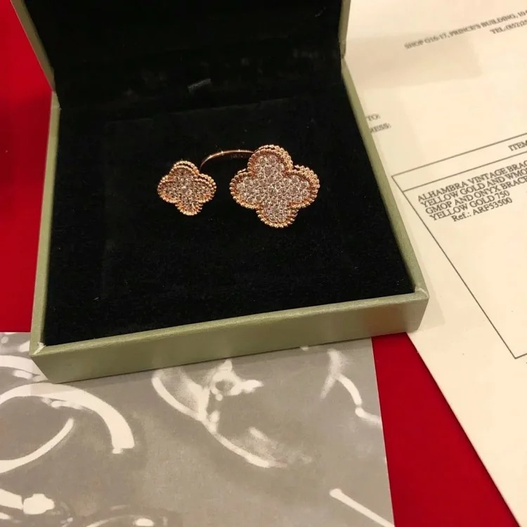 D-1 uses a heart to let every piece of jewelry exude your beauty and charm (Van Cleef & Arpels) (with gift box packaging)