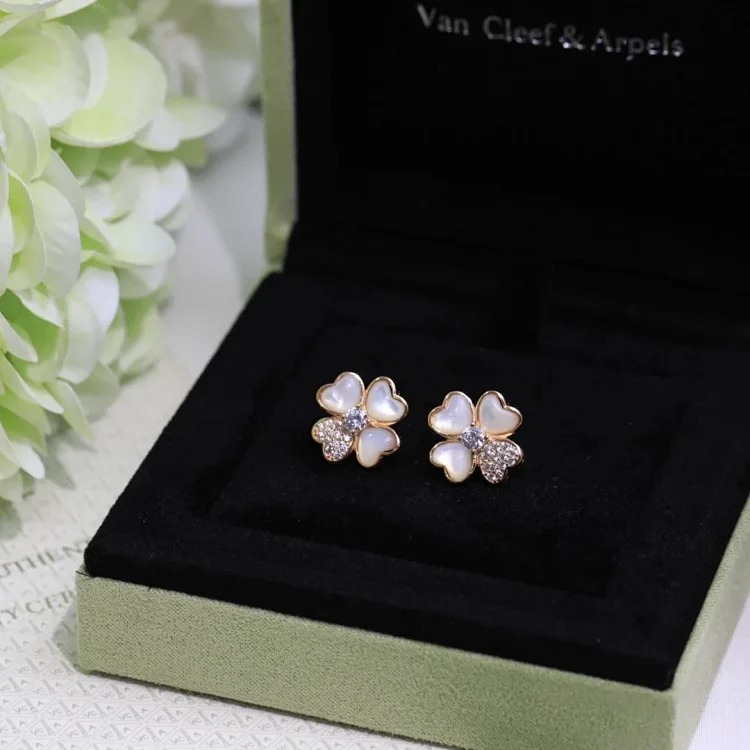 D-1 uses a heart to let every piece of jewelry exude your beauty and charm (Van Cleef & Arpels) (with gift box packaging)