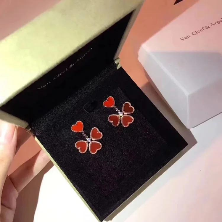 D-1 uses a heart to let every piece of jewelry exude your beauty and charm (Van Cleef & Arpels) (with gift box packaging)