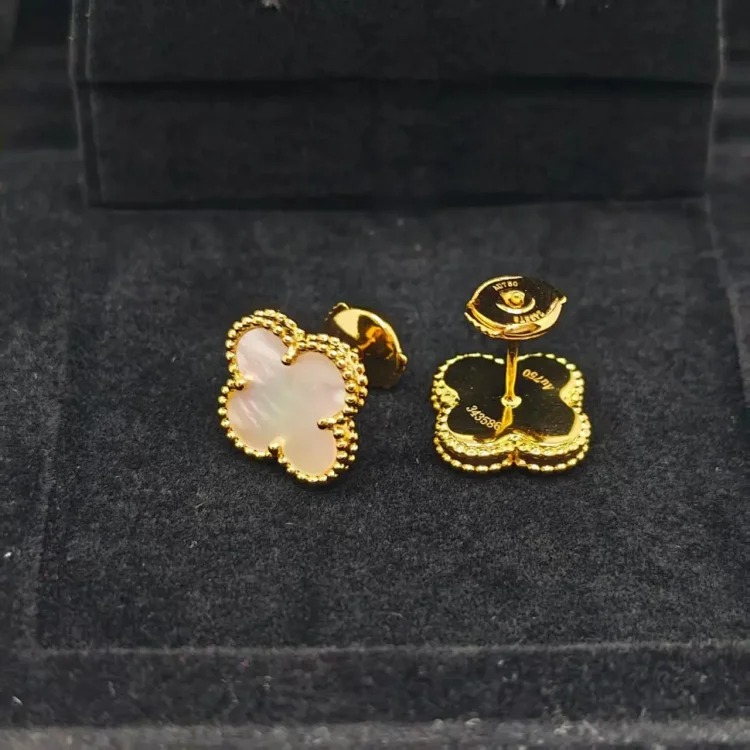 D-1 uses a heart to let every piece of jewelry exude your beauty and charm (Van Cleef & Arpels) (with gift box packaging)