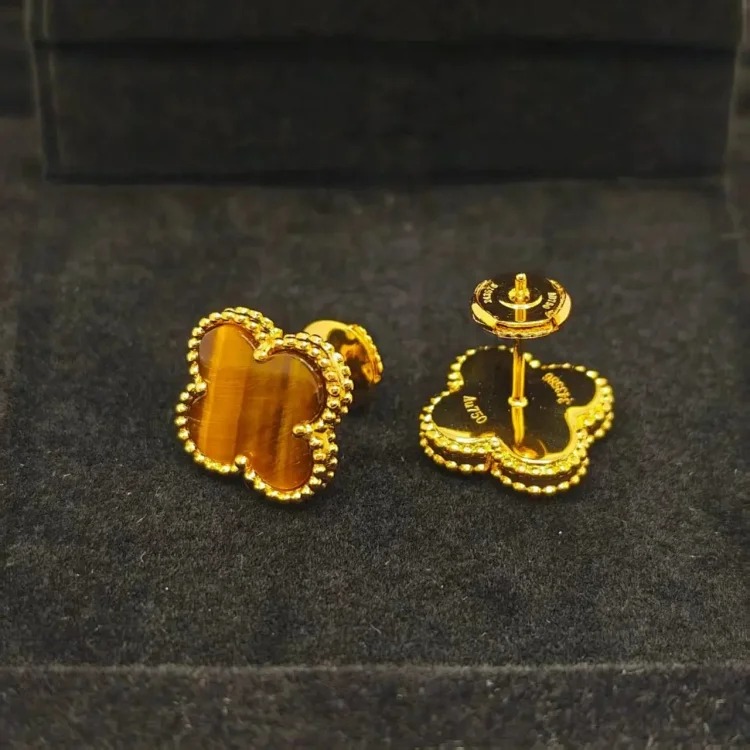 D-1 uses a heart to let every piece of jewelry exude your beauty and charm (Van Cleef & Arpels) (with gift box packaging)