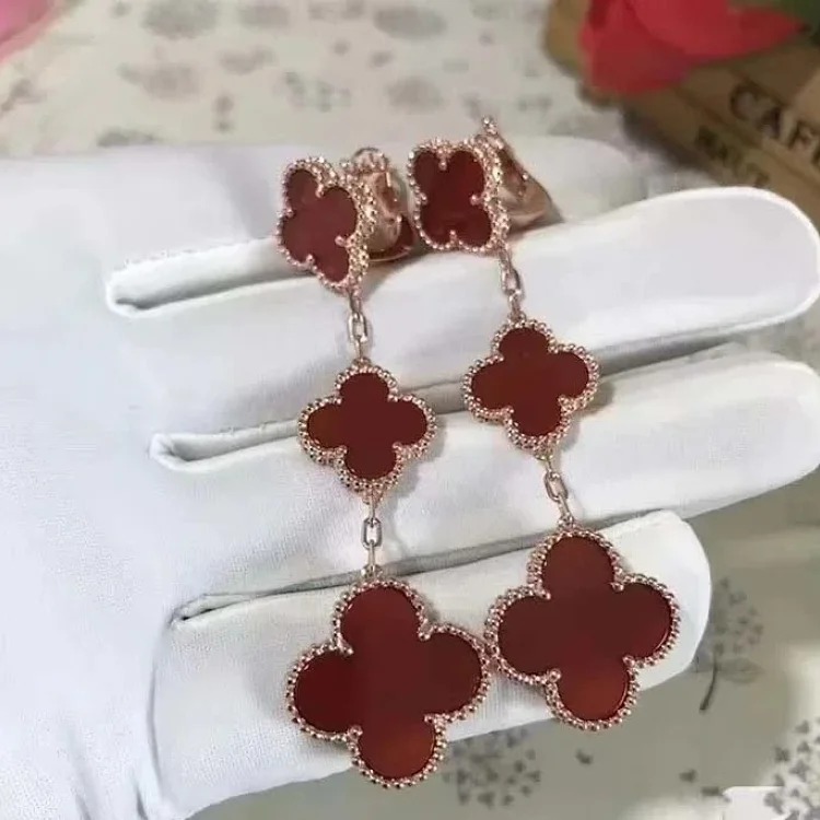 D-1 uses a heart to let every piece of jewelry exude your beauty and charm (Van Cleef & Arpels) (with gift box packaging)