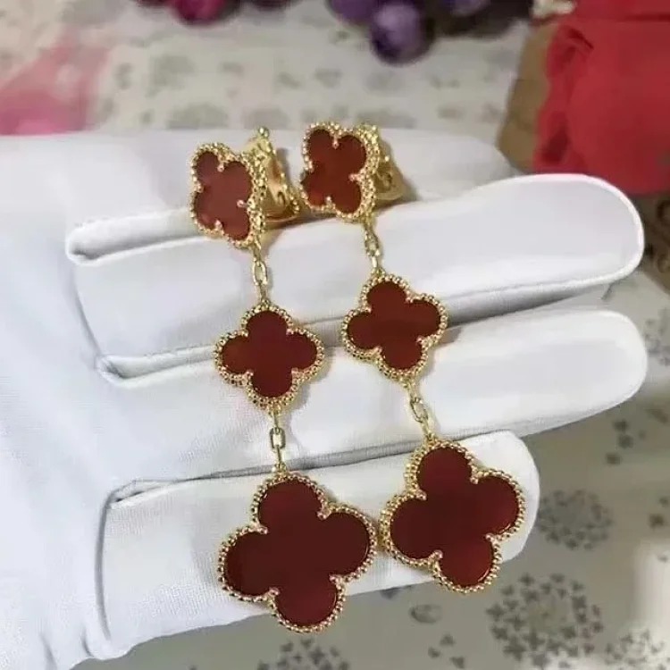 D-1 uses a heart to let every piece of jewelry exude your beauty and charm (Van Cleef & Arpels) (with gift box packaging)