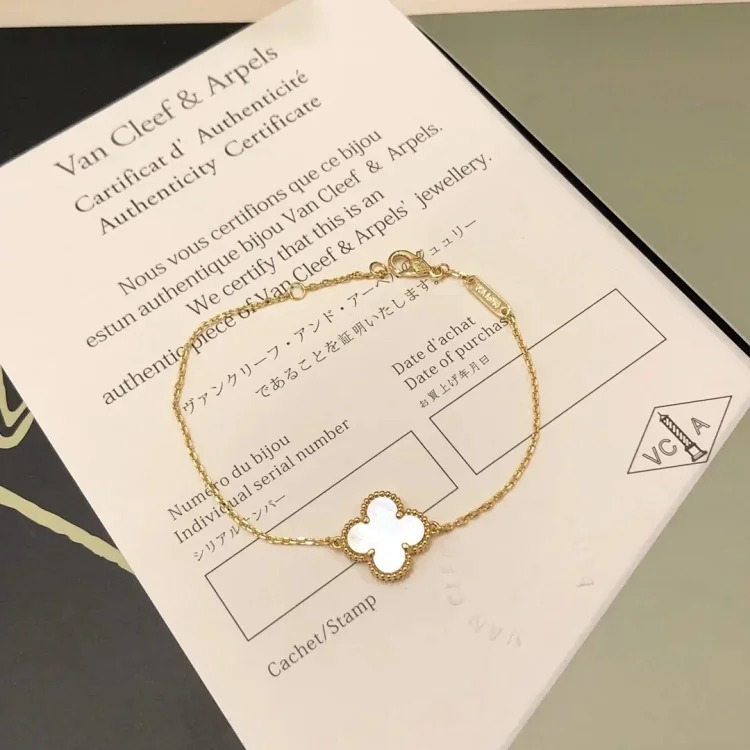 D-1 uses a heart to let every piece of jewelry exude your beauty and charm (Van Cleef & Arpels) (with gift box packaging)