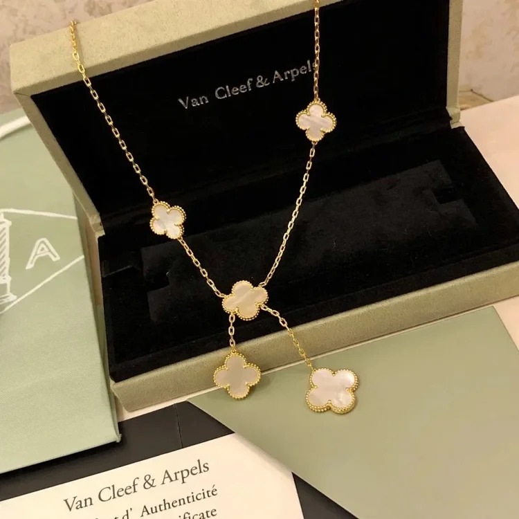 D-1 uses a heart to let every piece of jewelry exude your beauty and charm (Van Cleef & Arpels) (with gift box packaging)