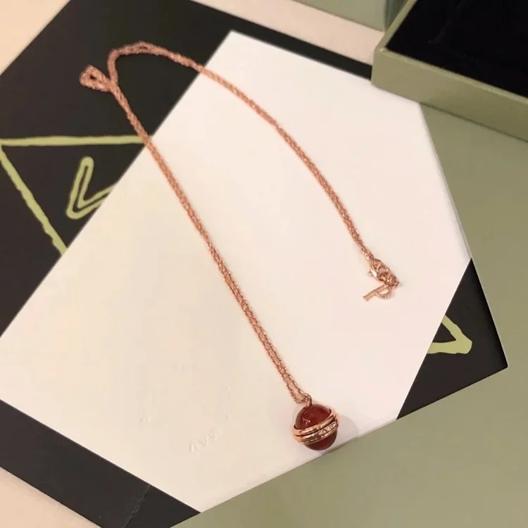 D-1 uses a heart to let every piece of jewelry exude your beauty and charm (Van Cleef & Arpels) (with gift box packaging)