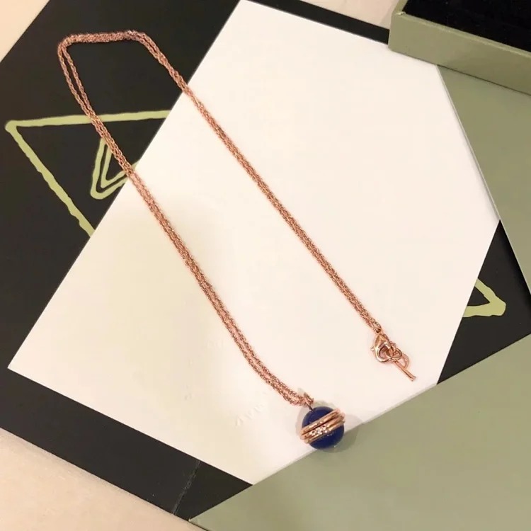 D-1 uses a heart to let every piece of jewelry exude your beauty and charm (Van Cleef & Arpels) (with gift box packaging)
