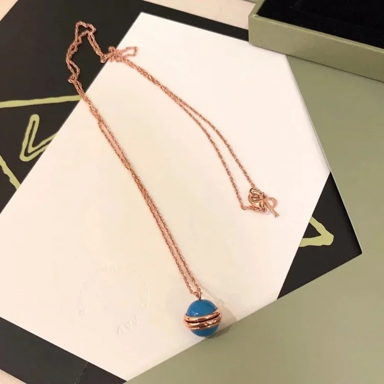 D-1 uses a heart to let every piece of jewelry exude your beauty and charm (Van Cleef & Arpels) (with gift box packaging)
