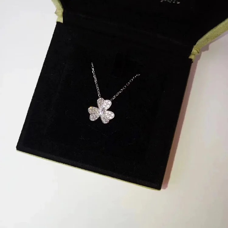 D-1 uses a heart to let every piece of jewelry exude your beauty and charm (Van Cleef & Arpels) (with gift box packaging)