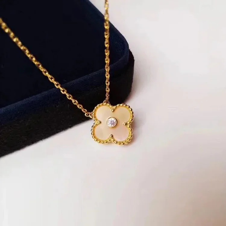 D-1 uses a heart to let every piece of jewelry exude your beauty and charm (Van Cleef & Arpels) (with gift box packaging)