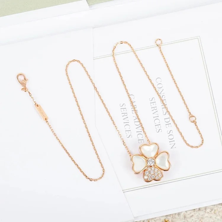 D-1 uses a heart to let every piece of jewelry exude your beauty and charm (Van Cleef & Arpels) (with gift box packaging)