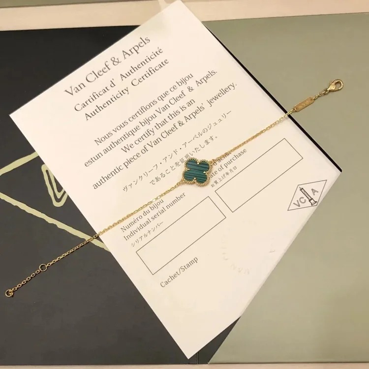D-1 uses a heart to let every piece of jewelry exude your beauty and charm (Van Cleef & Arpels) (with gift box packaging)