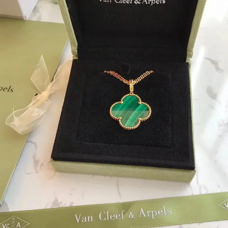 D-1 uses a heart to let every piece of jewelry exude your beauty and charm (Van Cleef & Arpels) (with gift box packaging)
