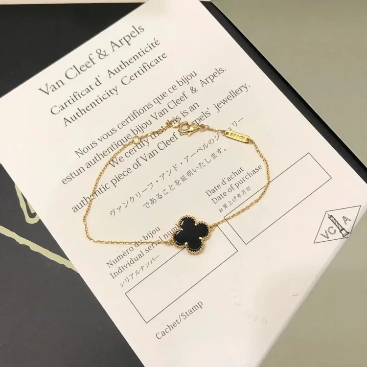D-1 uses a heart to let every piece of jewelry exude your beauty and charm (Van Cleef & Arpels) (with gift box packaging)