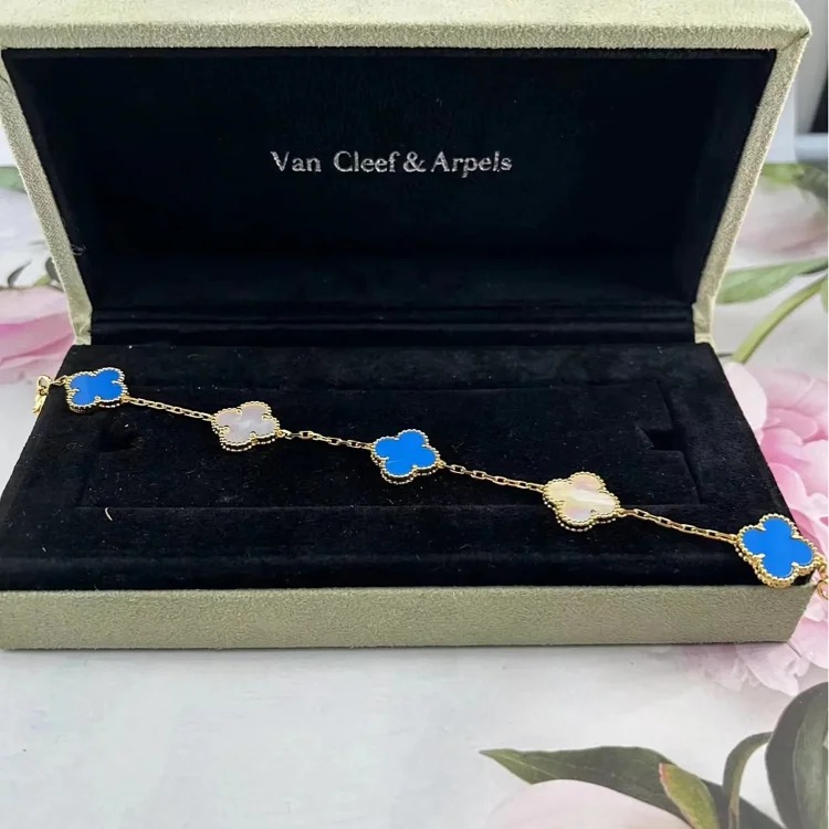 D-1 uses a heart to let every piece of jewelry exude your beauty and charm (Van Cleef & Arpels) (with gift box packaging)