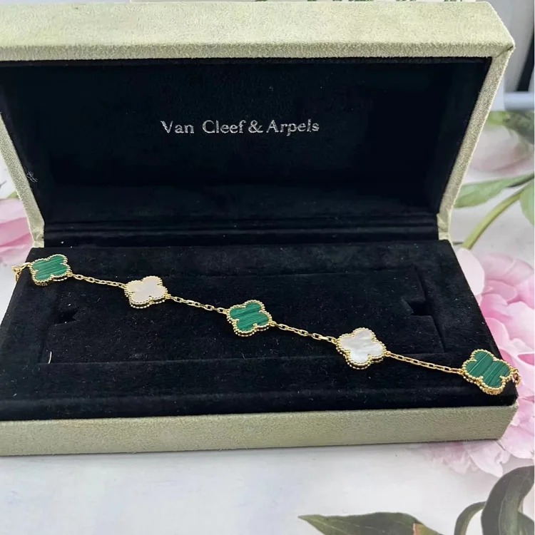 D-1 uses a heart to let every piece of jewelry exude your beauty and charm (Van Cleef & Arpels) (with gift box packaging)