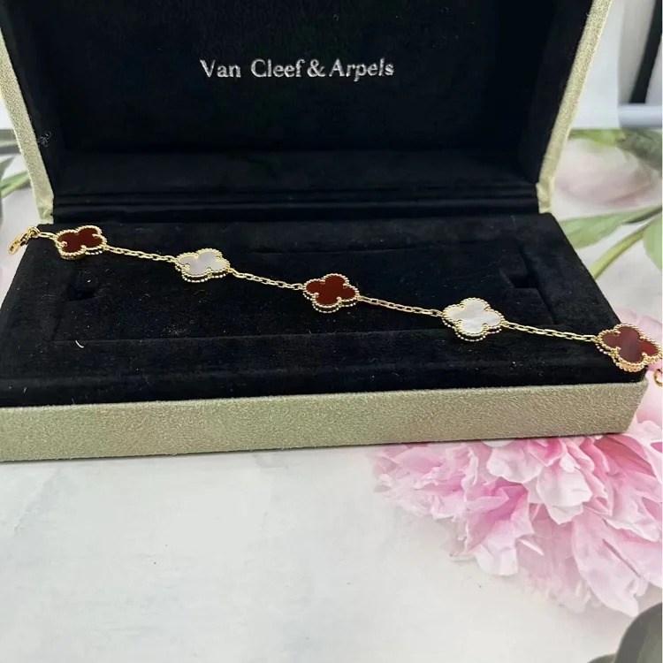 D-1 uses a heart to let every piece of jewelry exude your beauty and charm (Van Cleef & Arpels) (with gift box packaging)