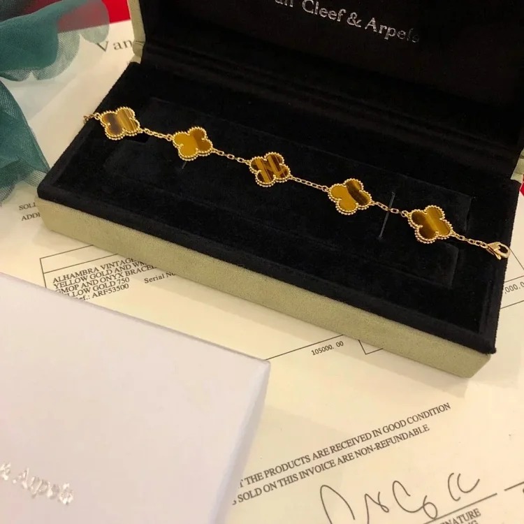 D-1 uses a heart to let every piece of jewelry exude your beauty and charm (Van Cleef & Arpels) (with gift box packaging)