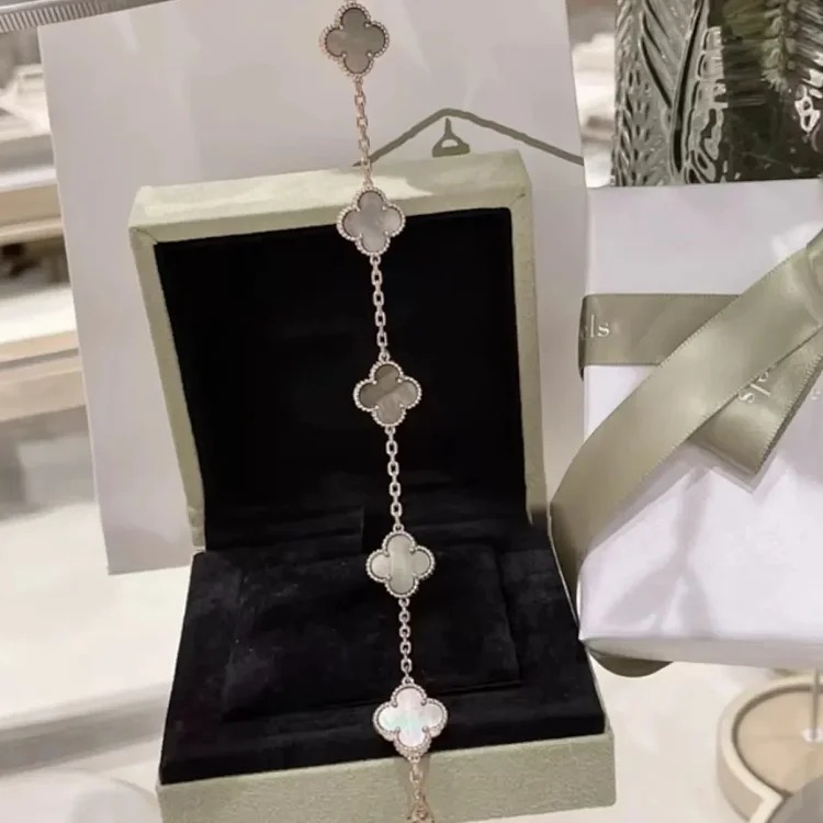 D-1 uses a heart to let every piece of jewelry exude your beauty and charm (Van Cleef & Arpels) (with gift box packaging)