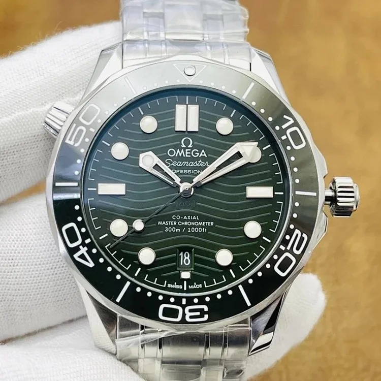 ¥700-1400 Fashionable and versatile watches