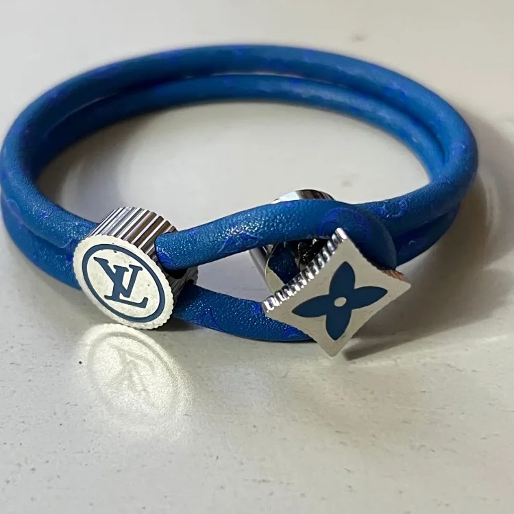 Louis Vuitton Engraved flower presbyopic leather rope adjustable bracelet four-leaf clover printed men and women same style bracelet direct sale