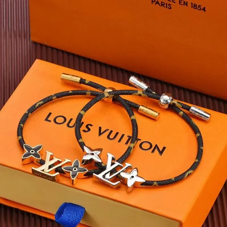 Louis Vuitton Engraved flower presbyopic leather rope adjustable bracelet four-leaf clover printed men and women same style bracelet direct sale