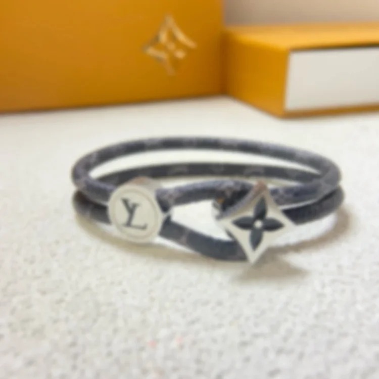 Louis Vuitton Engraved flower presbyopic leather rope adjustable bracelet four-leaf clover printed men and women same style bracelet direct sale