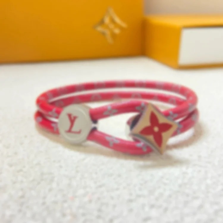 Louis Vuitton Engraved flower presbyopic leather rope adjustable bracelet four-leaf clover printed men and women same style bracelet direct sale