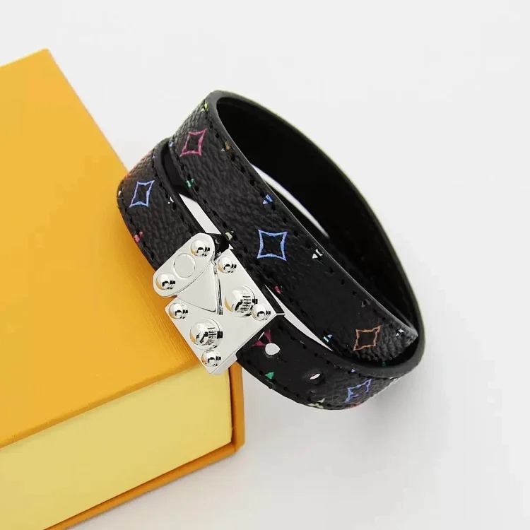 Louis Vuitton Engraved flower presbyopic leather rope adjustable bracelet four-leaf clover printed men and women same style bracelet direct sale
