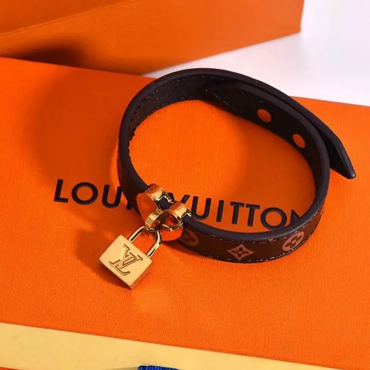 Louis Vuitton Engraved flower presbyopic leather rope adjustable bracelet four-leaf clover printed men and women same style bracelet direct sale