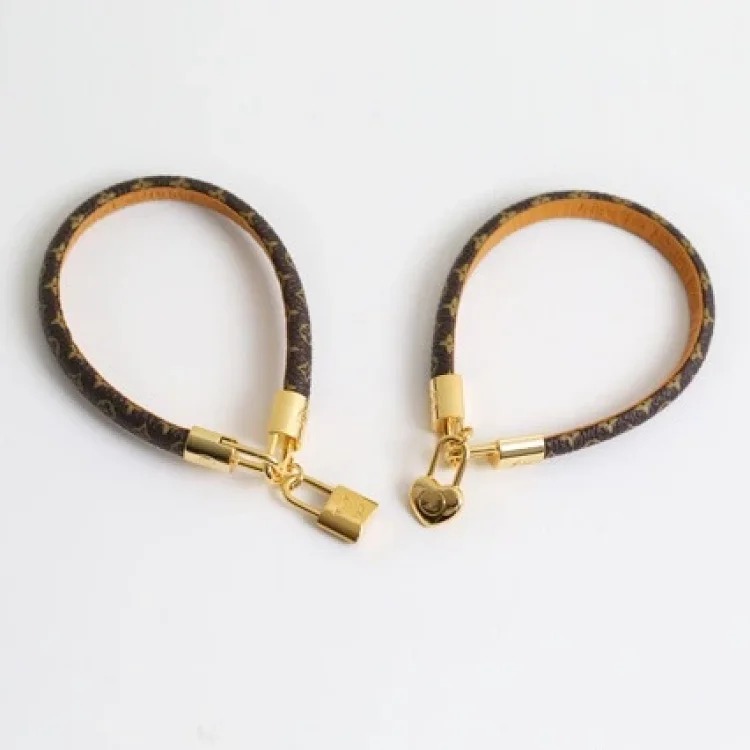 Word buckle leather cord V letter presbyopic leather backpack leather bracelet Women's foreign trade leather bracelet