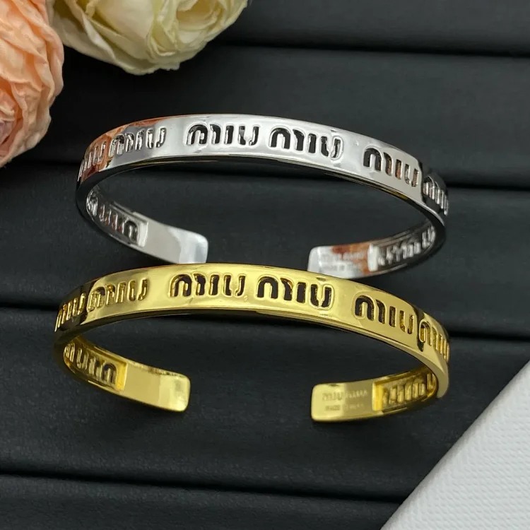 Simple bracelet with hollow opening design, classic, high-end temperament, fashionable and trendy, versatile bracelet