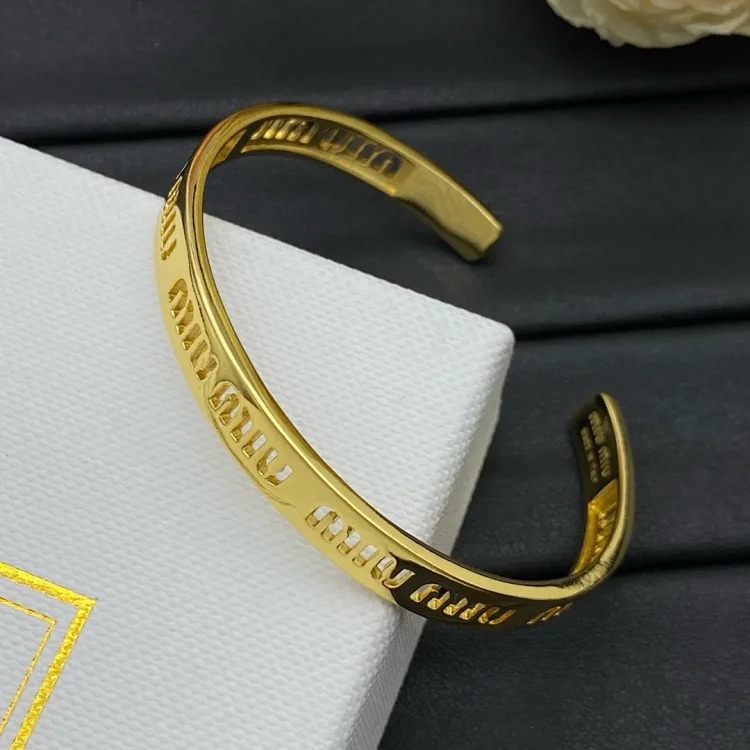 Simple bracelet with hollow opening design, classic, high-end temperament, fashionable and trendy, versatile bracelet
