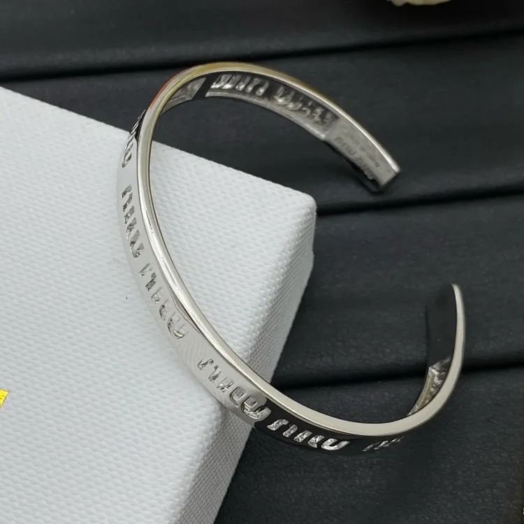 Simple bracelet with hollow opening design, classic, high-end temperament, fashionable and trendy, versatile bracelet