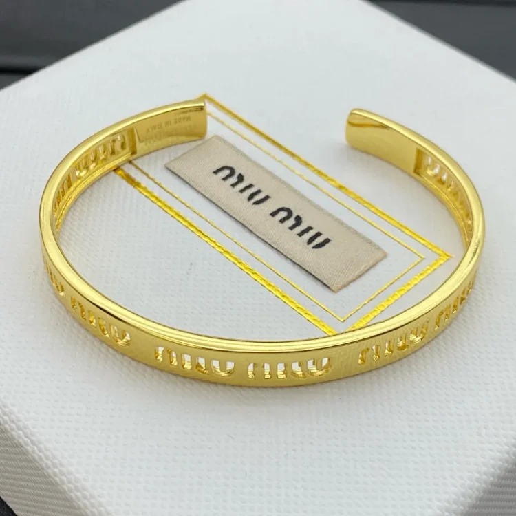 Simple bracelet with hollow opening design, classic, high-end temperament, fashionable and trendy, versatile bracelet