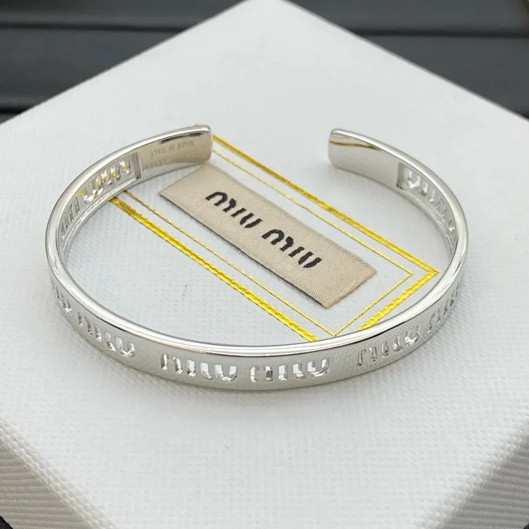 Simple bracelet with hollow opening design, classic, high-end temperament, fashionable and trendy, versatile bracelet