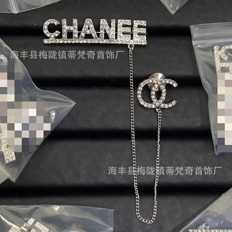Chanel 25c new double C brooch women's enamel light luxury high-end pearl love small fragrance tassel versatile fragrance grandma corsage