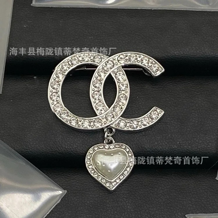 Chanel 25c new double C brooch women's enamel light luxury high-end pearl love small fragrance tassel versatile fragrance grandma corsage