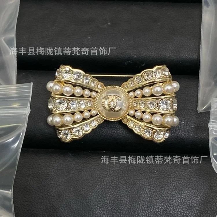 Chanel 25c new double C brooch women's enamel light luxury high-end pearl love small fragrance tassel versatile fragrance grandma corsage