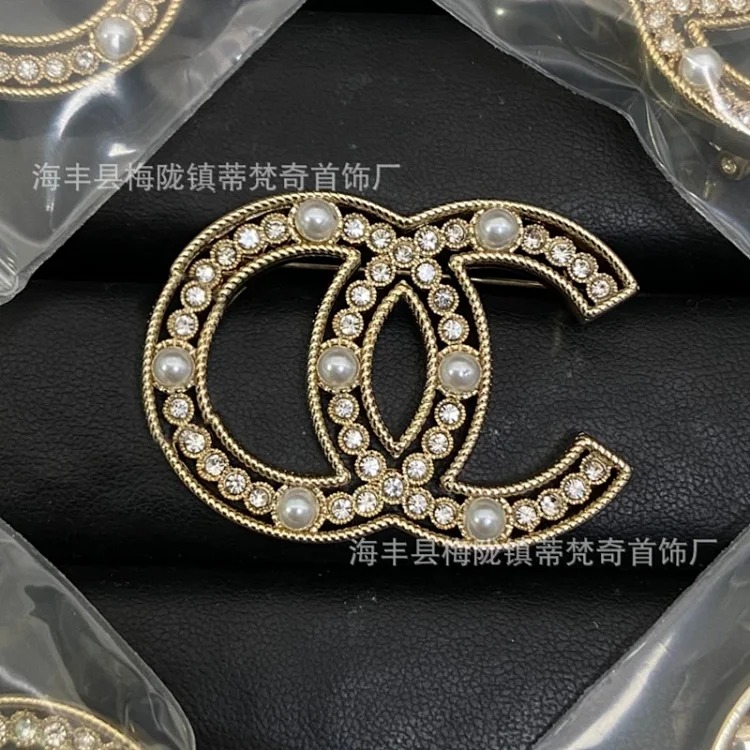 Chanel 25c new double C brooch women's enamel light luxury high-end pearl love small fragrance tassel versatile fragrance grandma corsage