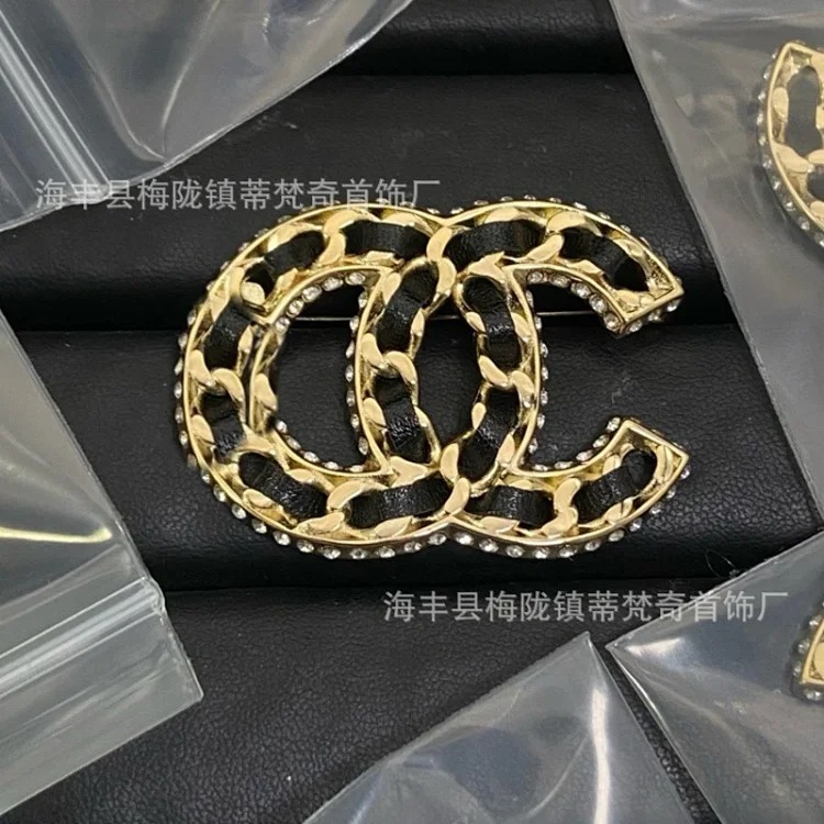 Chanel 25c new double C brooch women's enamel light luxury high-end pearl love small fragrance tassel versatile fragrance grandma corsage