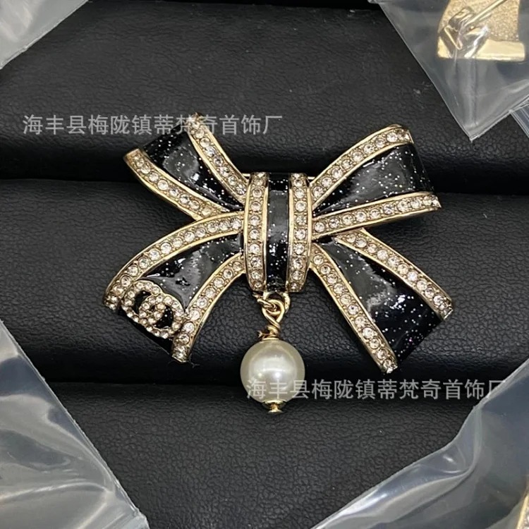 Chanel 25c new double C brooch women's enamel light luxury high-end pearl love small fragrance tassel versatile fragrance grandma corsage