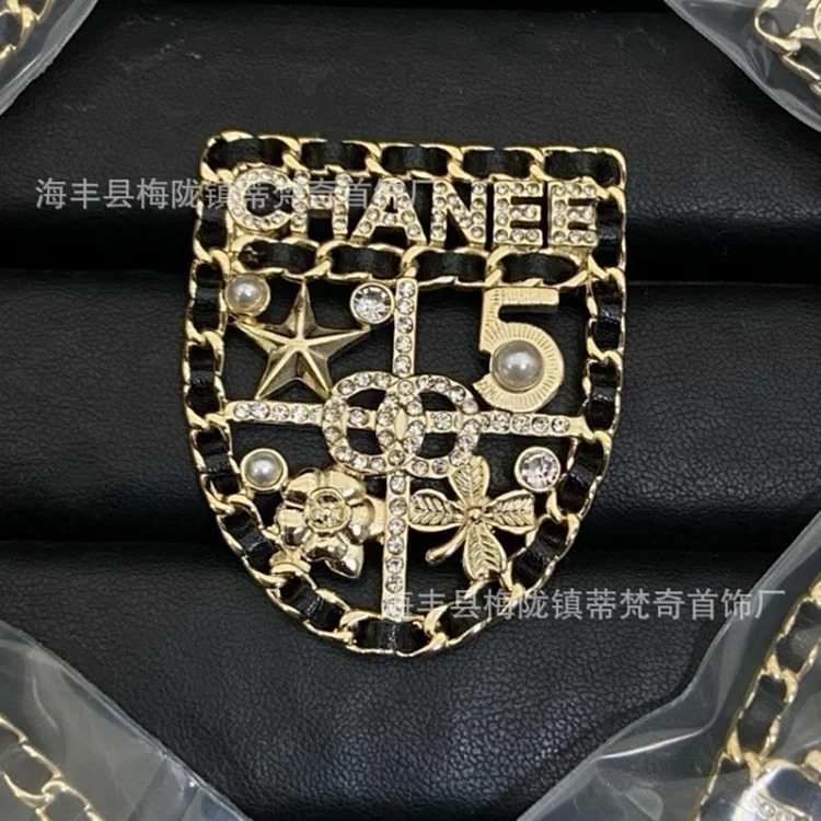 Chanel 25c new double C brooch women's enamel light luxury high-end pearl love small fragrance tassel versatile fragrance grandma corsage