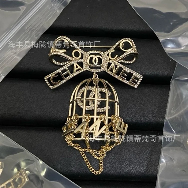 Chanel 25c new double C brooch women's enamel light luxury high-end pearl love small fragrance tassel versatile fragrance grandma corsage