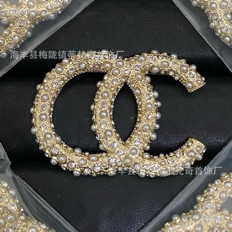 Chanel 25c new double C brooch women's enamel light luxury high-end pearl love small fragrance tassel versatile fragrance grandma corsage