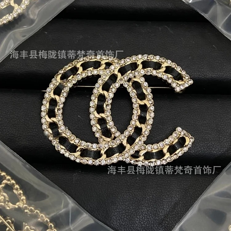 Chanel 25c new double C brooch women's enamel light luxury high-end pearl love small fragrance tassel versatile fragrance grandma corsage